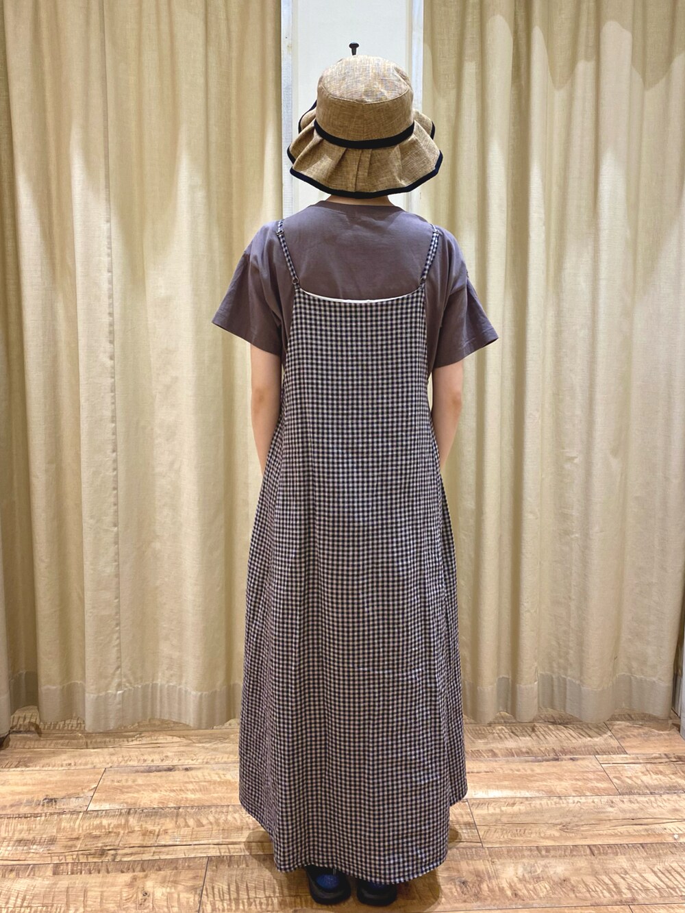 ブラック系のワンピース、ブラウン系のハンドバッグ、ブラウン系のTシャツ/カットソーを着用したレディースの春コーディネートの4枚目の写真