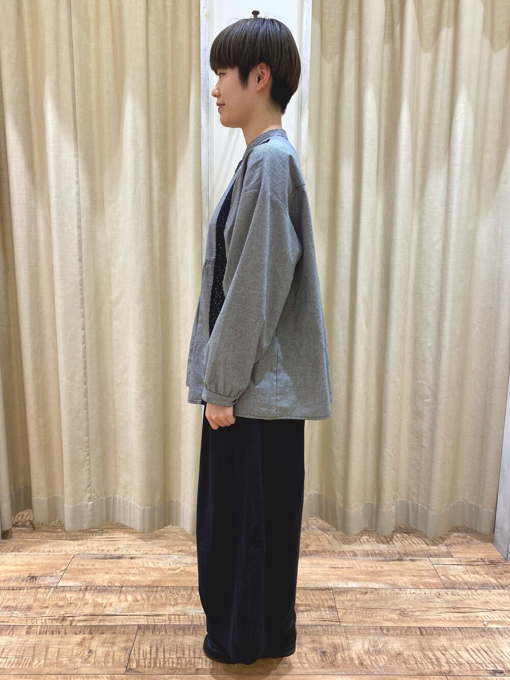 ブラック系のその他シューズ、ブラック系のパンツ、ブラック系のシャツ/ブラウスを着用したレディースの秋コーディネートの2枚目の写真