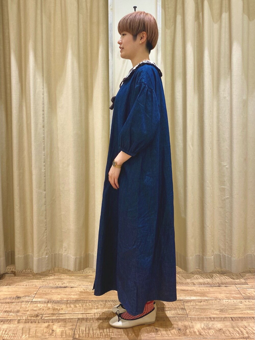 ブルー系のワンピース/ドレス、ホワイト系のハンドバッグ、ベージュ系のドレスシューズを着用したレディースの春コーディネートの2枚目の写真