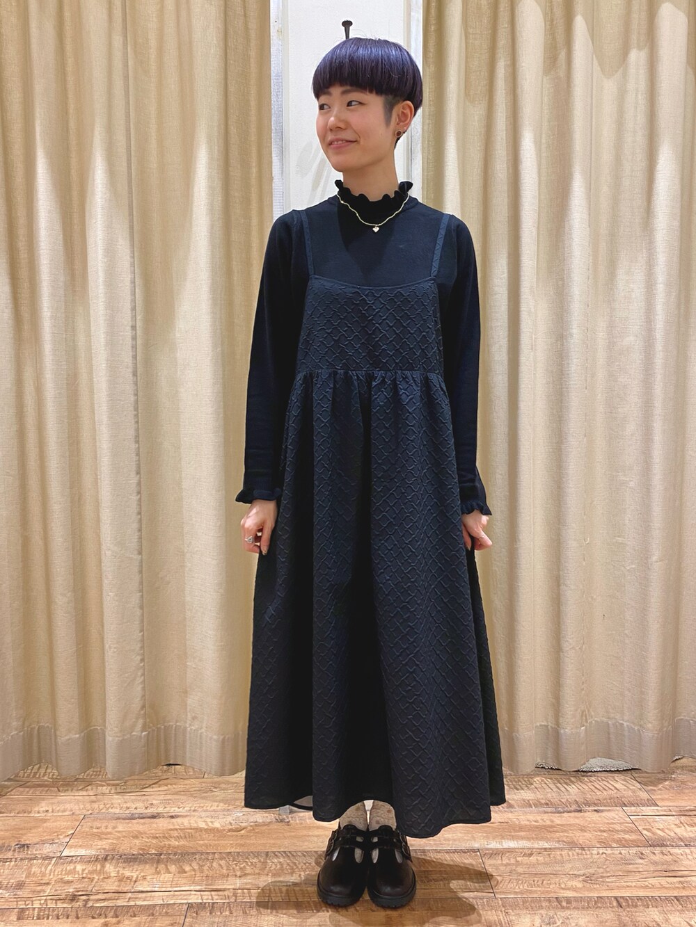 グリーン系のその他アウター、ブラック系のワンピース、ブラック系のニット/セーターを着用したレディースの秋コーディネートの4枚目の写真