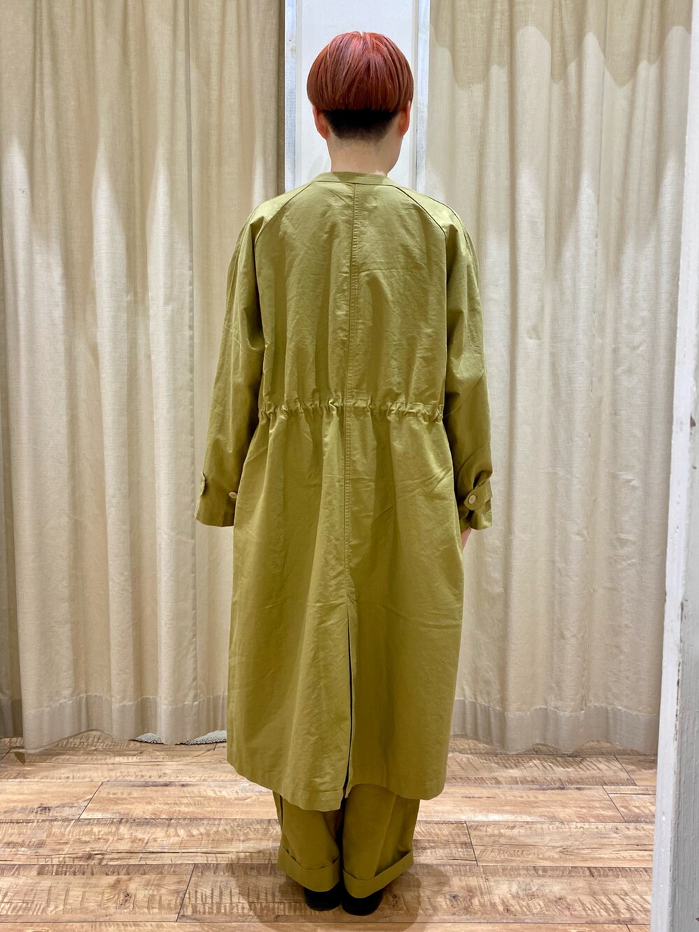 イエロー系のジャケット/アウター、ホワイト系のトップス、イエロー系のパンツを着用したレディースの冬コーディネートの4枚目の写真