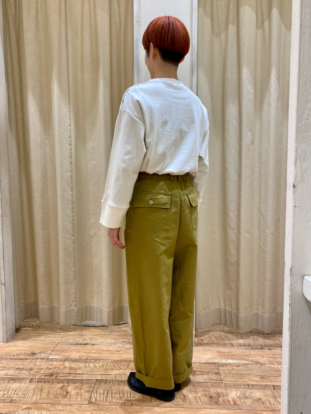 ホワイト系のトップス、イエロー系のパンツを着用したレディースの冬コーディネートの3枚目の写真