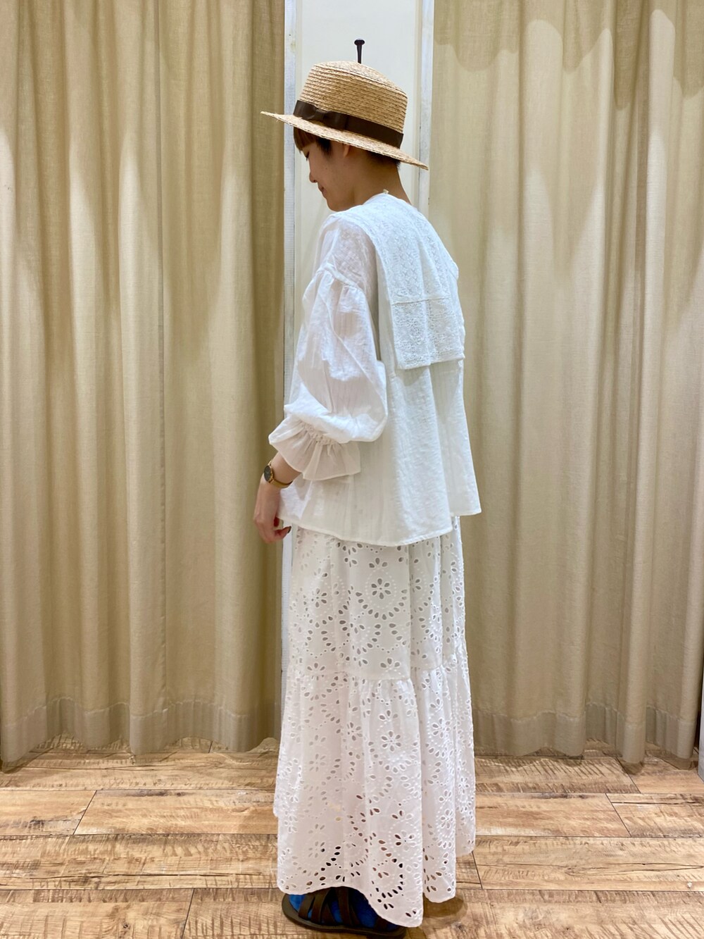 ホワイト系のシャツ/ブラウス、ホワイト系のスカート、グリーン系のタンクトップを着用したレディースの春コーディネートの3枚目の写真