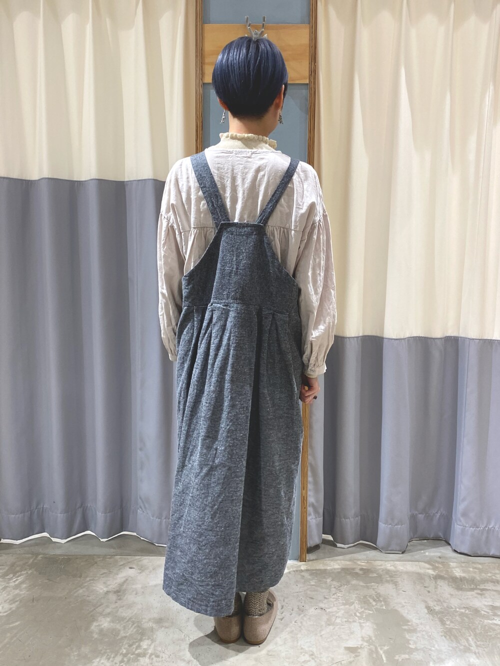 「大人カジュアル、冬コーデ、ジャンパースカート、ブラウス、ニット、ゆるコーデ、Samansa Mos2、SM2、ehka sopo、SM2 ehka sopo 三宮OPA、おしゃれさんと繋がりたい、刺繍」｜「Samansa Mos2のコットンリネン起毛ジャンパースカート（ジャンパースカート、グレー系）」を使った、Akiさん（レディース・160cm）の秋コーディネートの3枚目の写真