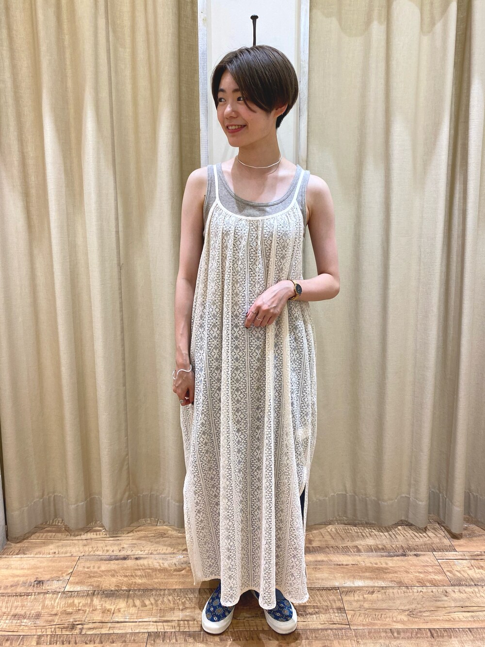 ホワイト系のワンピース、グリーン系のシャツ/ブラウス、ブルー系のその他パンツを着用したレディースの秋コーディネートの4枚目の写真