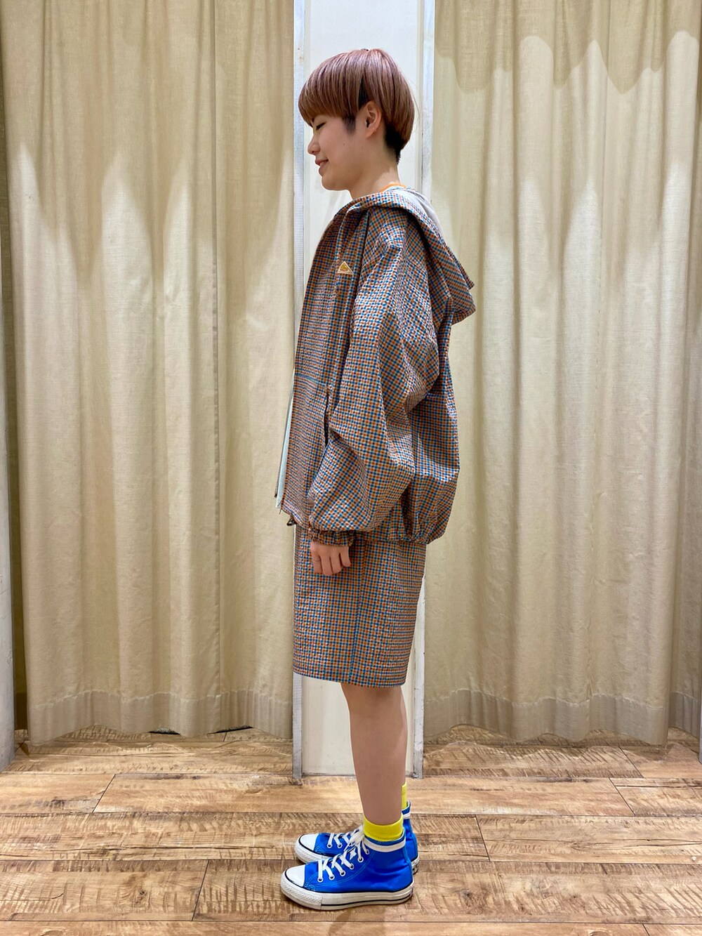 グリーン系のTシャツ/カットソー、オレンジ系のジャケット/アウター、オレンジ系のその他パンツを着用したレディースの春コーディネートの2枚目の写真