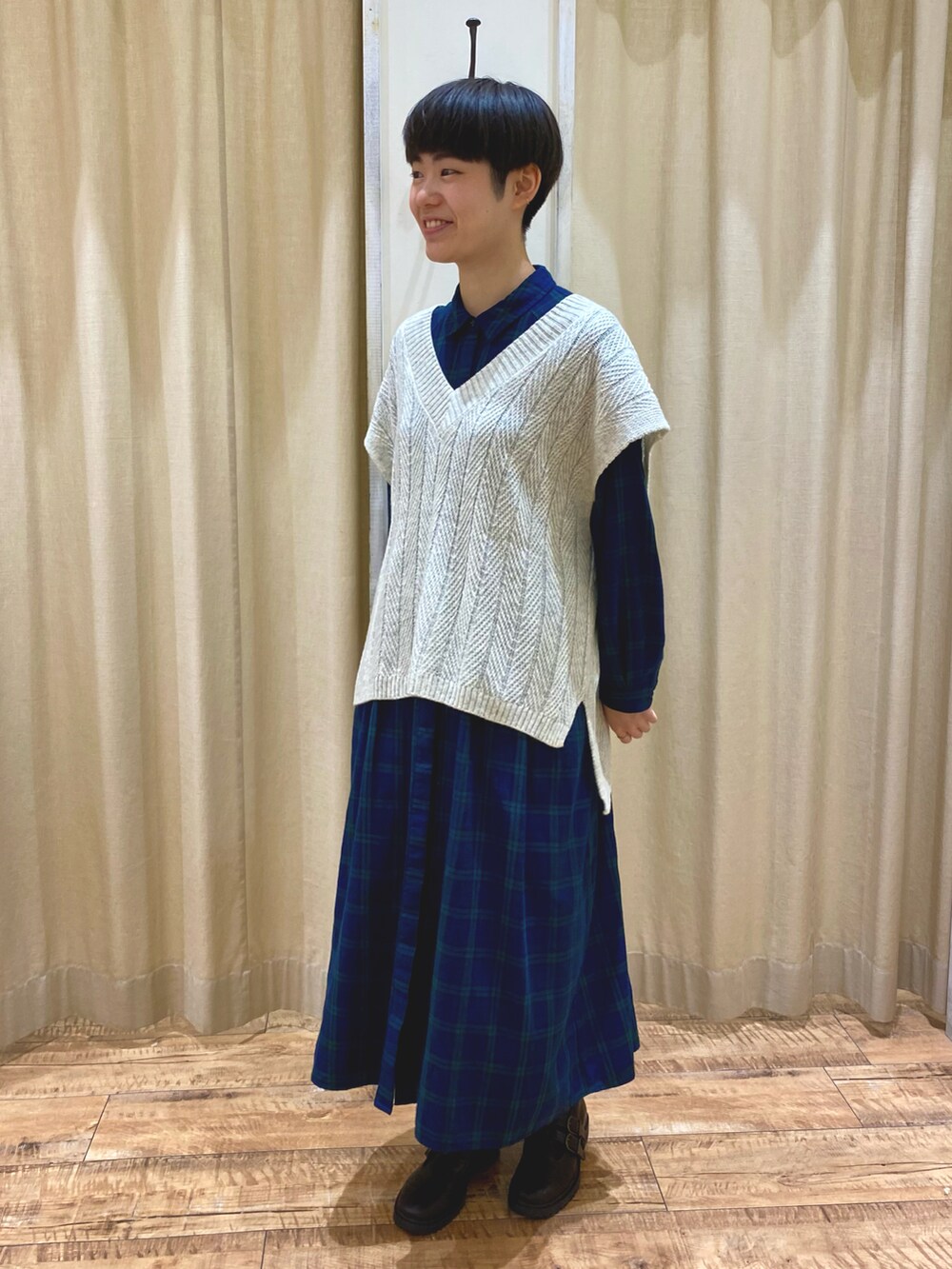 ホワイト系のベスト、グリーン系のワンピース/ドレスを着用したレディースの秋コーディネートの2枚目の写真