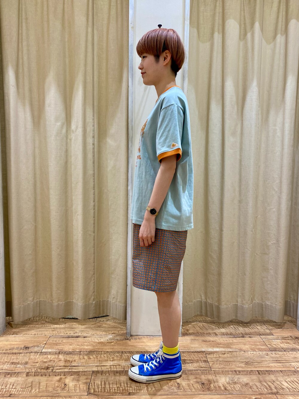 グリーン系のTシャツ/カットソー、オレンジ系のジャケット/アウター、オレンジ系のその他パンツを着用したレディースの春コーディネートの5枚目の写真