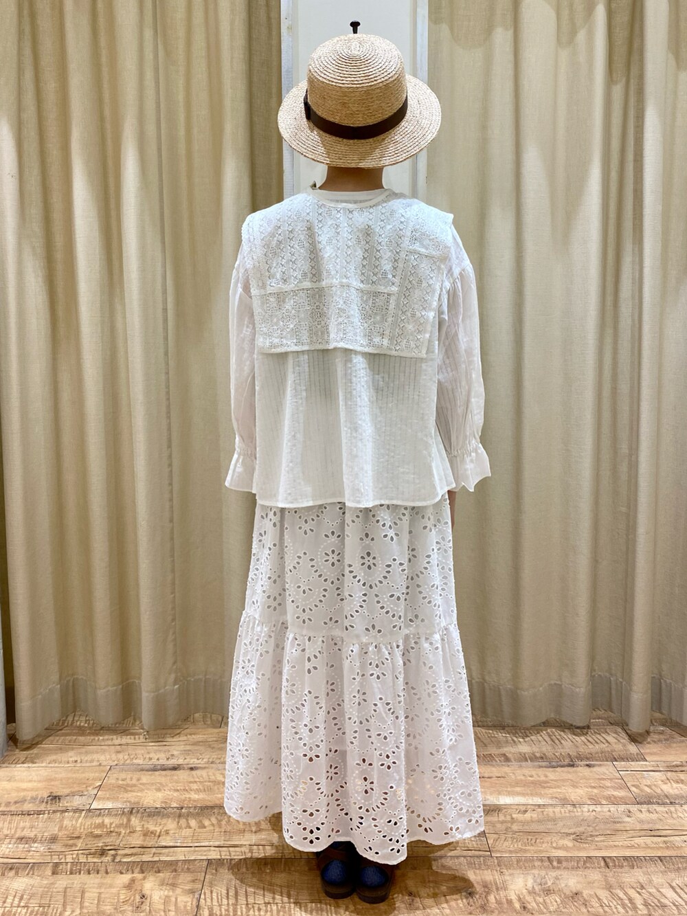 ホワイト系のシャツ/ブラウス、ホワイト系のスカート、グリーン系のタンクトップを着用したレディースの春コーディネートの4枚目の写真