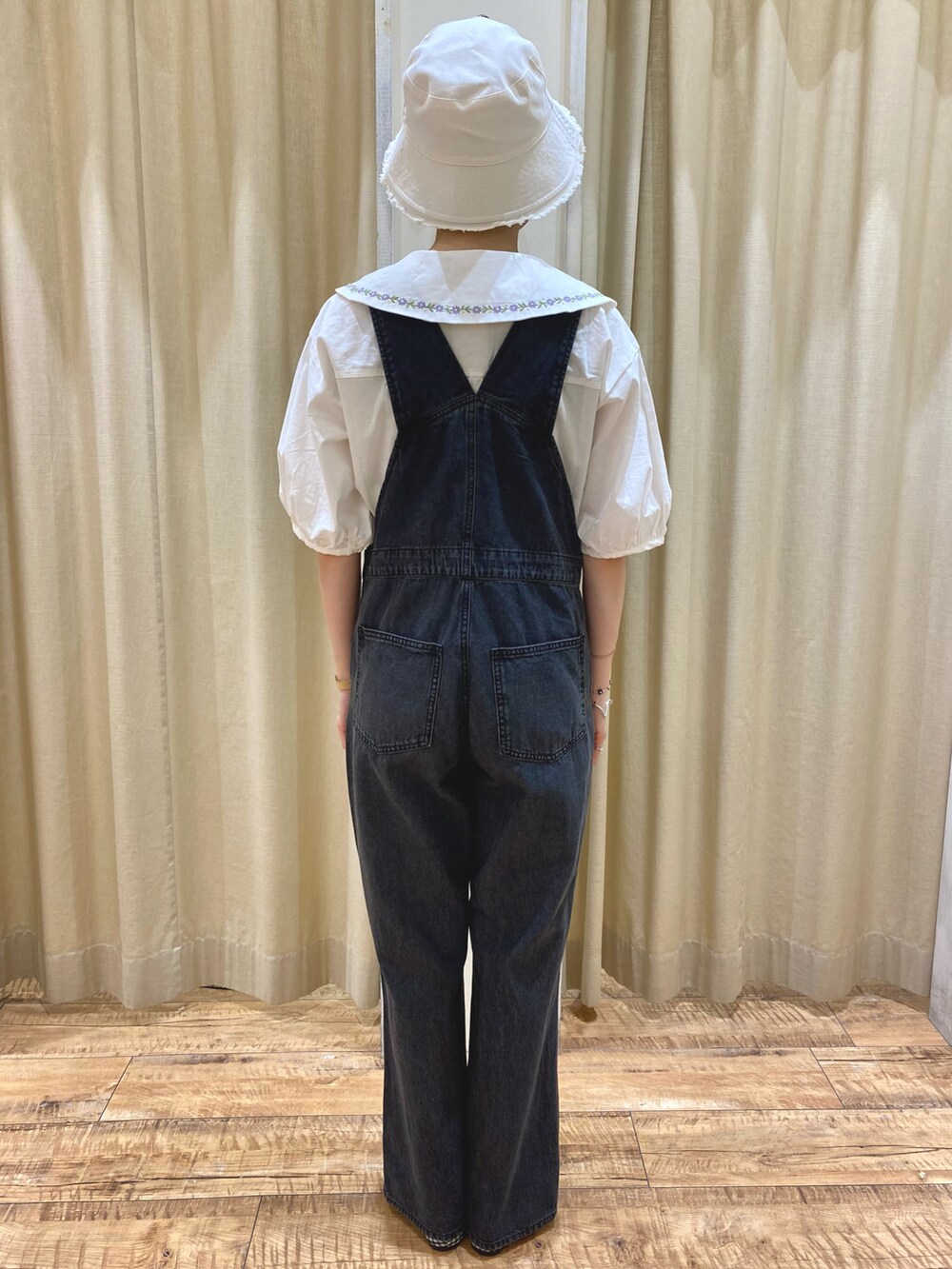 ブラック系のサロペット/オーバーオール、ホワイト系のシャツ/ブラウス、グレー系のその他シューズを着用したレディースの春コーディネートの3枚目の写真