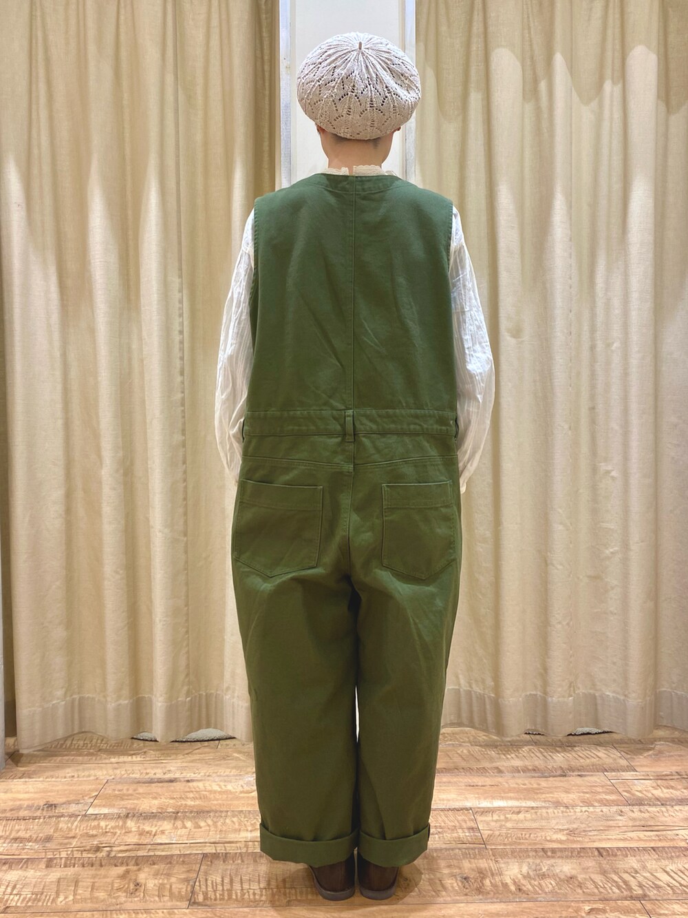 グリーン系のその他パンツ、ホワイト系のハンドバッグ、ブラウン系のドレスシューズを着用したレディースの冬コーディネートの3枚目の写真