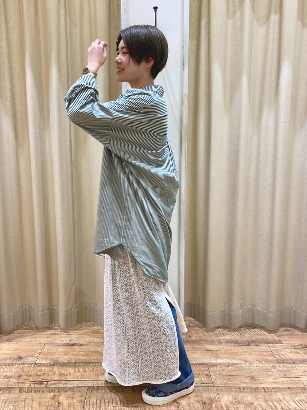 ホワイト系のワンピース、グリーン系のシャツ/ブラウス、ブルー系のその他パンツを着用したレディースの秋コーディネートの2枚目の写真