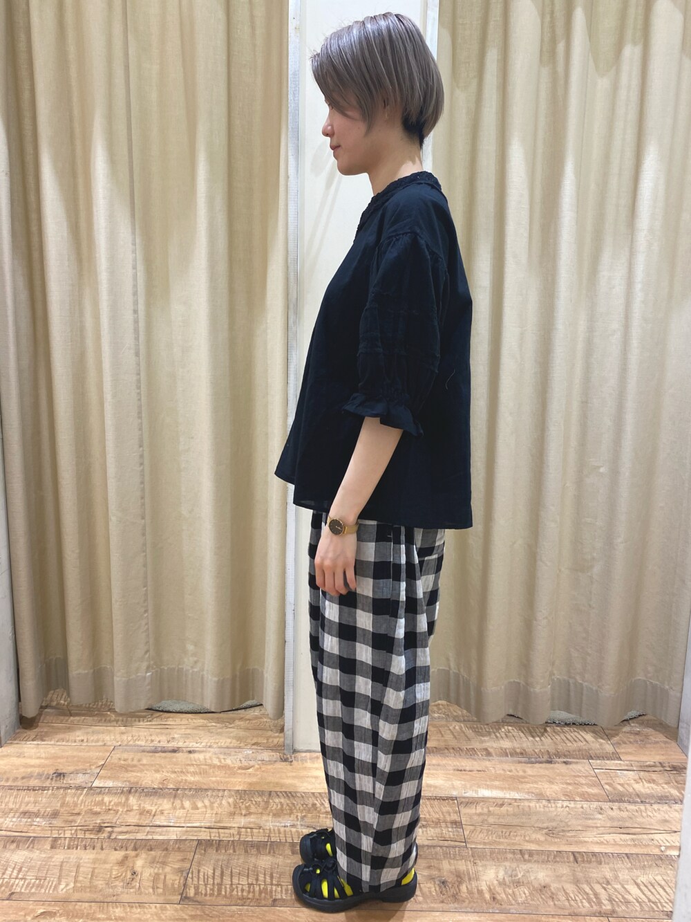 ホワイト系のその他パンツ、ブラック系のトートバッグ、ブラック系のシャツ/ブラウスを着用したレディースの春コーディネートの2枚目の写真