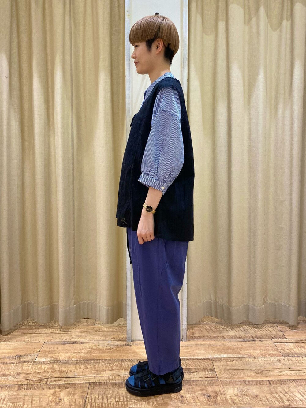 ブラック系のシャツ/ブラウス、ブルー系のシャツ/ブラウス、ブルー系のその他パンツを着用したレディースの春コーディネートの2枚目の写真