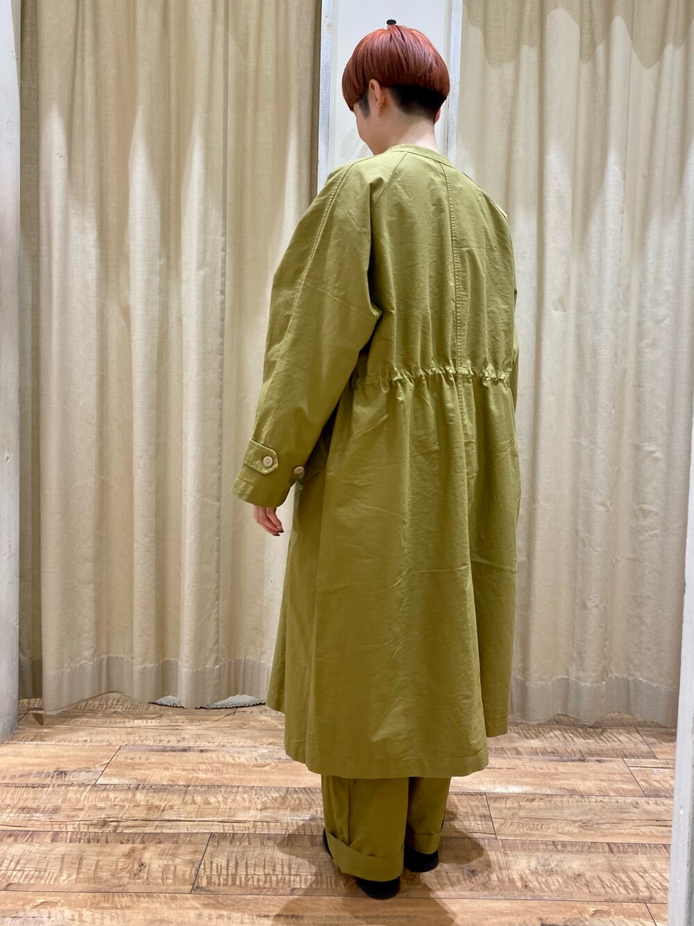 イエロー系のジャケット/アウター、ホワイト系のトップス、イエロー系のパンツを着用したレディースの冬コーディネートの3枚目の写真