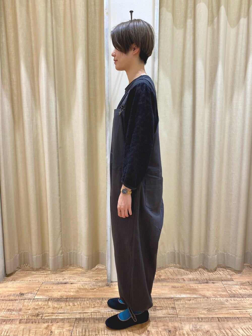 グレー系のその他パンツ、グレー系のTシャツ/カットソー、グリーン系のハンドバッグを着用したレディースの秋コーディネートの2枚目の写真