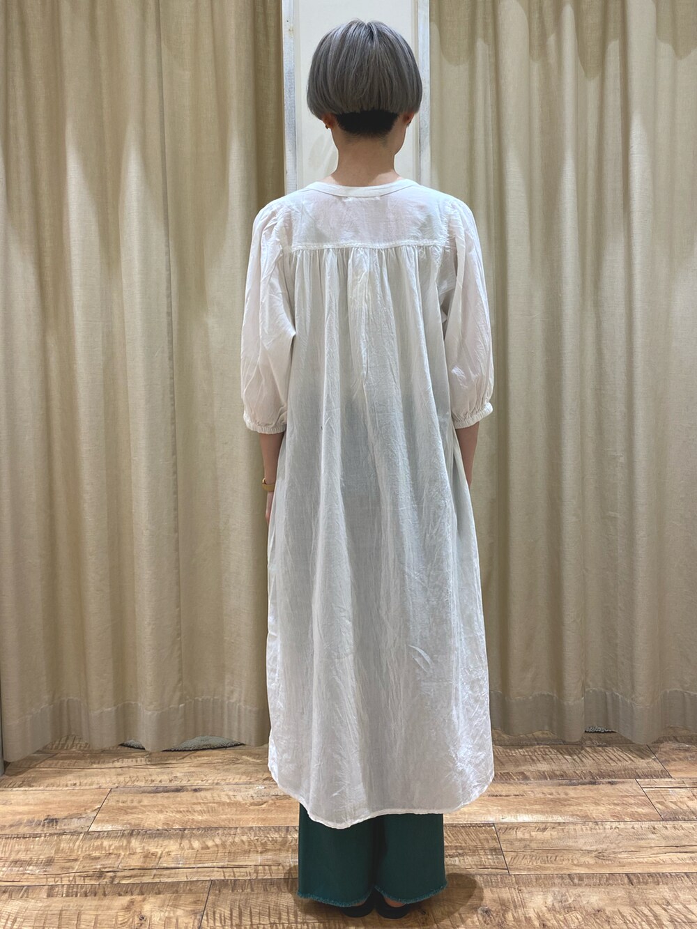 ホワイト系のワンピース、グリーン系のその他パンツ、ブラック系のサンダルを着用したレディースの春コーディネートの5枚目の写真