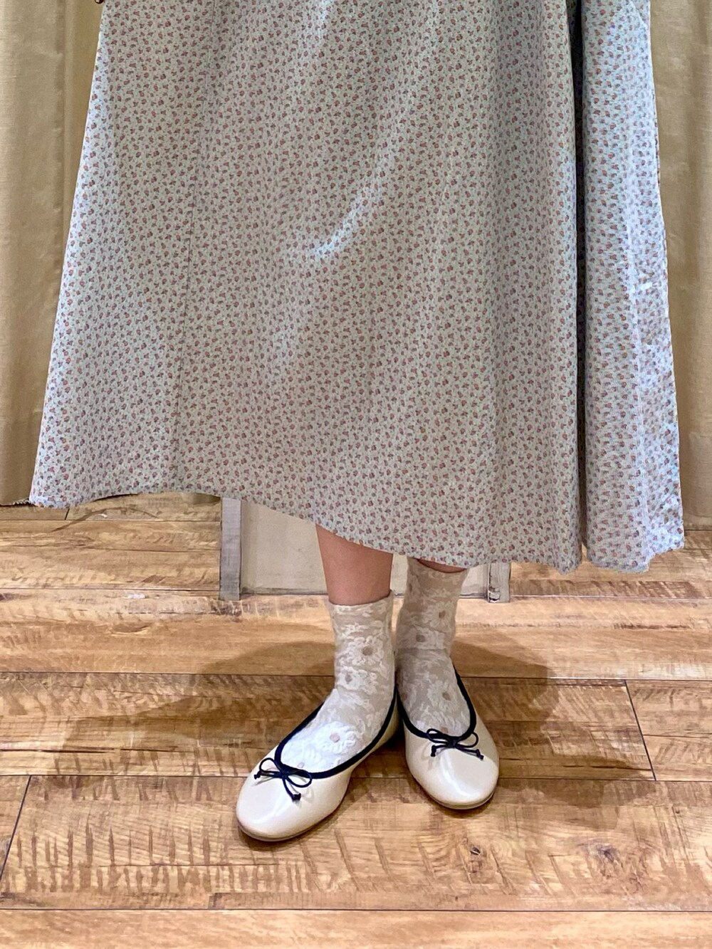 グリーン系のワンピース/ドレス、ベージュ系のドレスシューズ、ブラウン系のハットを着用したレディースの冬コーディネートの4枚目の写真