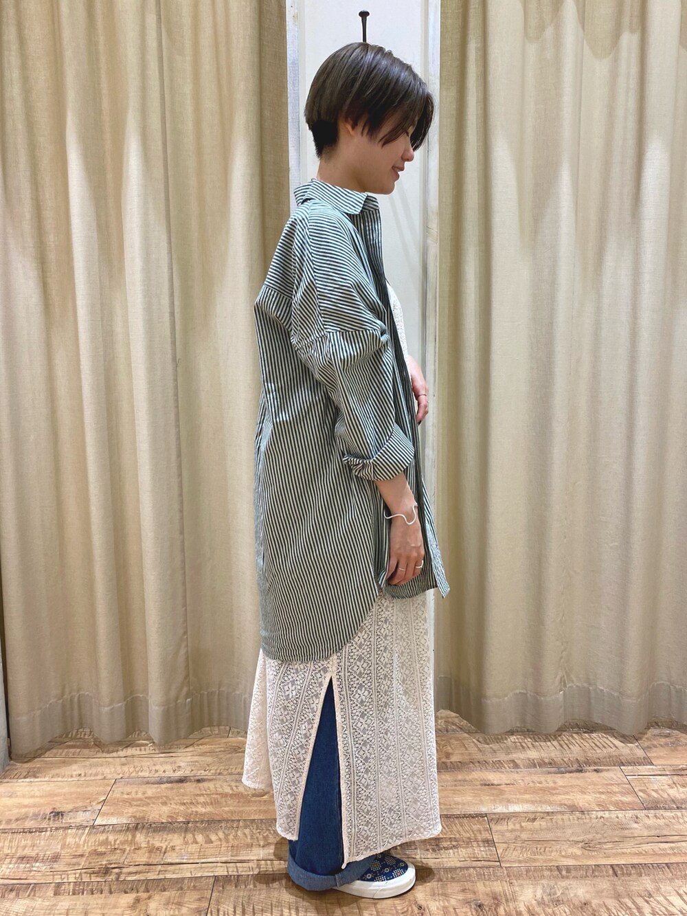 ホワイト系のワンピース、グリーン系のシャツ/ブラウス、ブルー系のその他パンツを着用したレディースの秋コーディネートの3枚目の写真