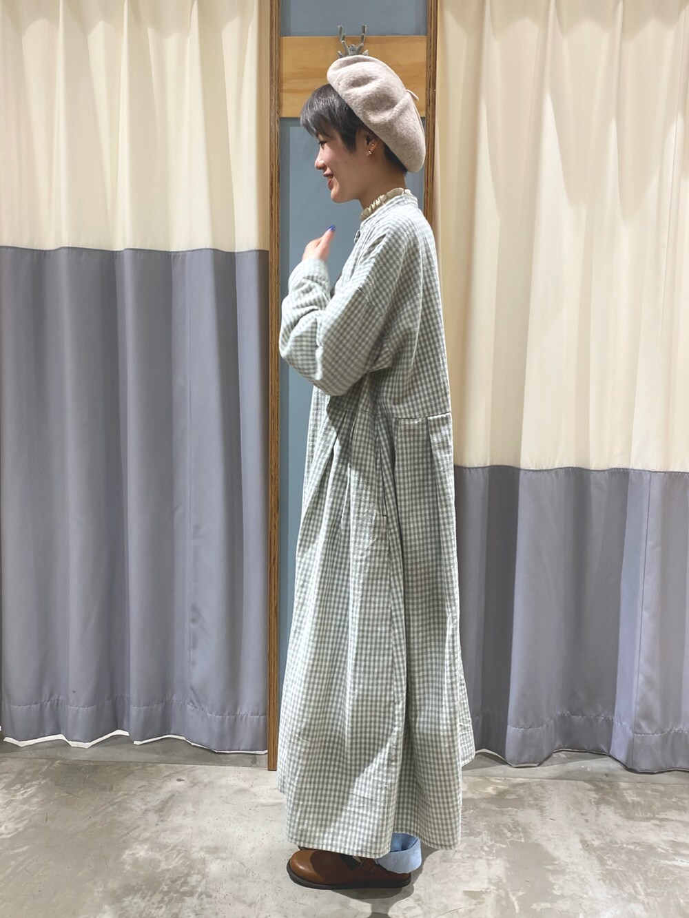 グリーン系のワンピース、ベージュ系のショルダーバッグ、イエロー系のその他シューズを着用したレディースの秋コーディネートの2枚目の写真