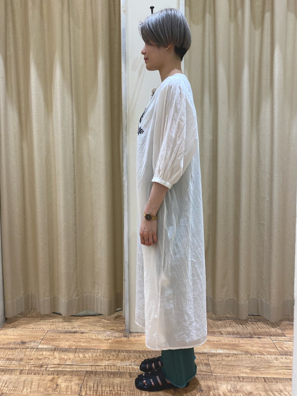 ホワイト系のワンピース、グリーン系のその他パンツ、ブラック系のサンダルを着用したレディースの春コーディネートの4枚目の写真