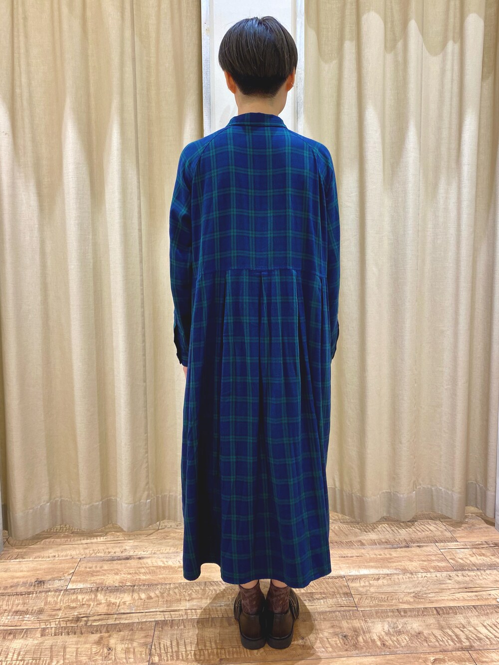 ホワイト系のベスト、グリーン系のワンピース/ドレスを着用したレディースの秋コーディネートの5枚目の写真