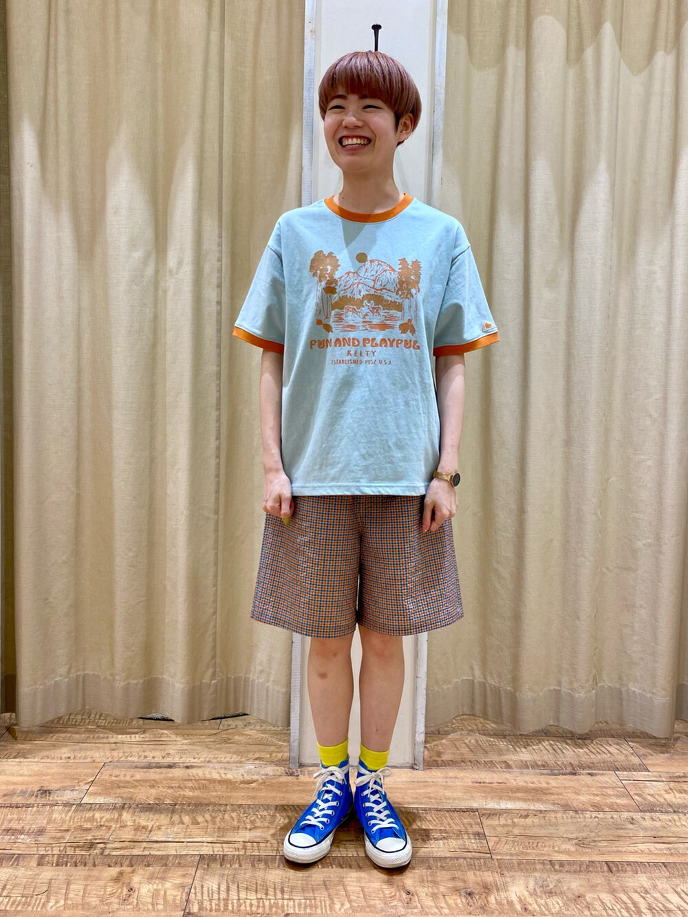 グリーン系のTシャツ/カットソー、オレンジ系のジャケット/アウター、オレンジ系のその他パンツを着用したレディースの春コーディネートの4枚目の写真