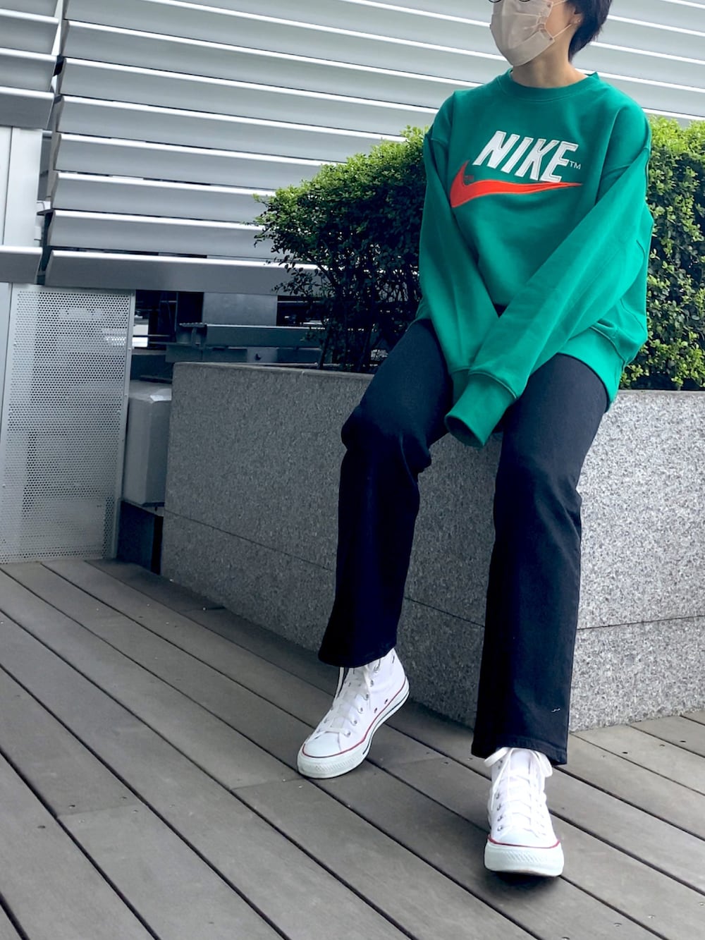 「オーバーサイズ、ビッグシルエット、ロゴスウェット、ロゴ、グリーン、グリーンコーデ、フレアパンツ、フレアデニム、ハイカットスニーカー、ハイカット、カラー×コーデ、ビタミンカラー、コンバース」｜「NIKEのアイテム（スウェット、グリーン系）」を使った、壽さん（レディース・163cm）の春コーディネートの2枚目の写真