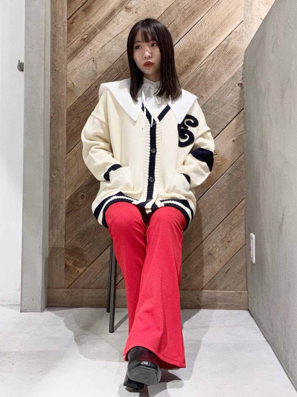 ホワイト系のカーディガン/ボレロを着用したレディースの秋コーディネートの2枚目の写真