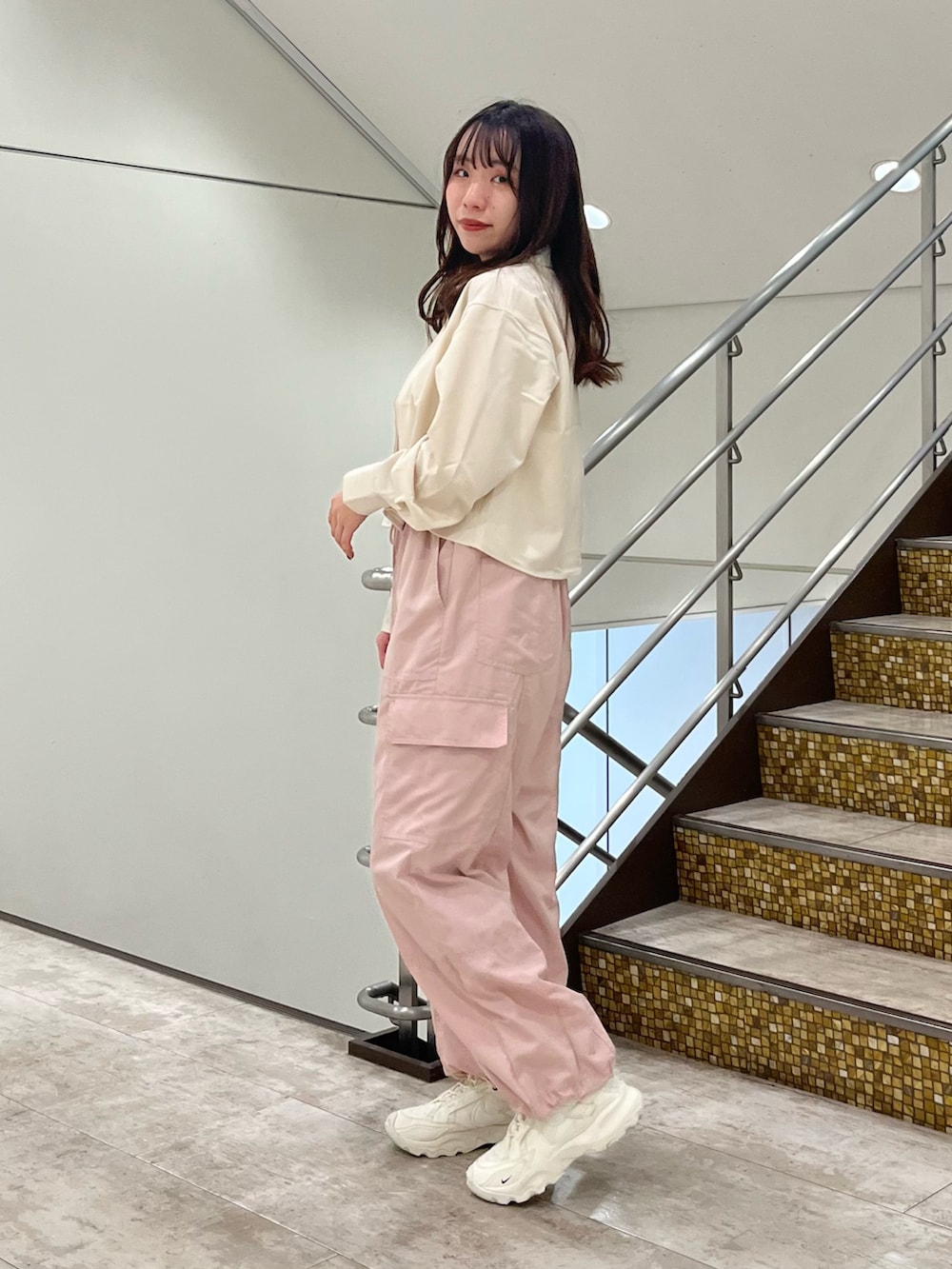 ピンク系のカーゴパンツを着用したレディースの春コーディネートの2枚目の写真