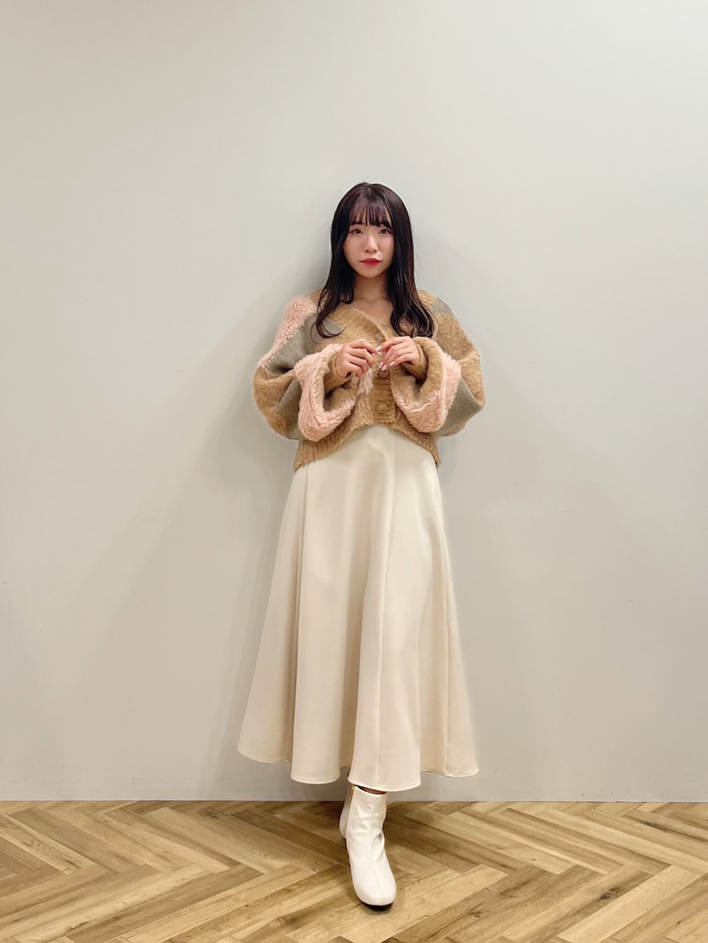 ブラウン系のカーディガン/ボレロを着用したレディースの秋コーディネートの2枚目の写真