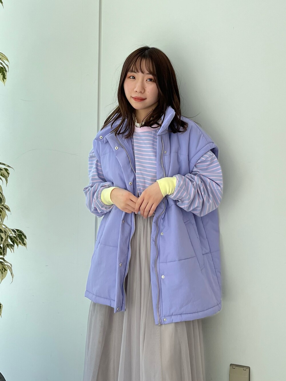 パープル系のTシャツ/カットソー、グレー系のスカート、パープル系のその他アウターを着用したレディースの冬コーディネートの3枚目の写真