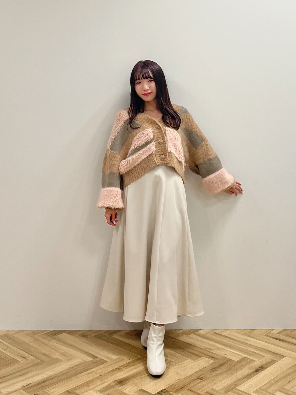 ブラウン系のカーディガン/ボレロを着用したレディースの秋コーディネートの3枚目の写真