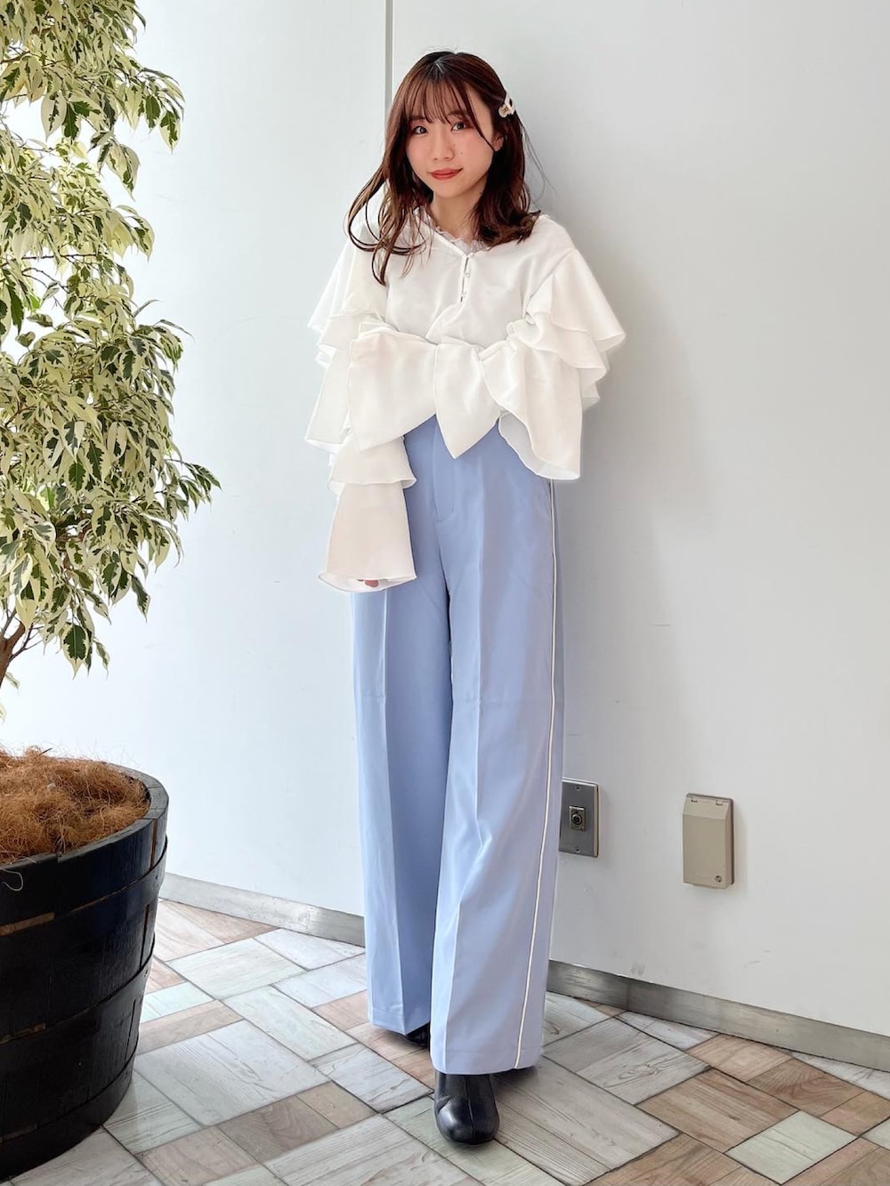 ブルー系のその他パンツ、ホワイト系のシャツ/ブラウスを着用したレディースの春コーディネートの2枚目の写真