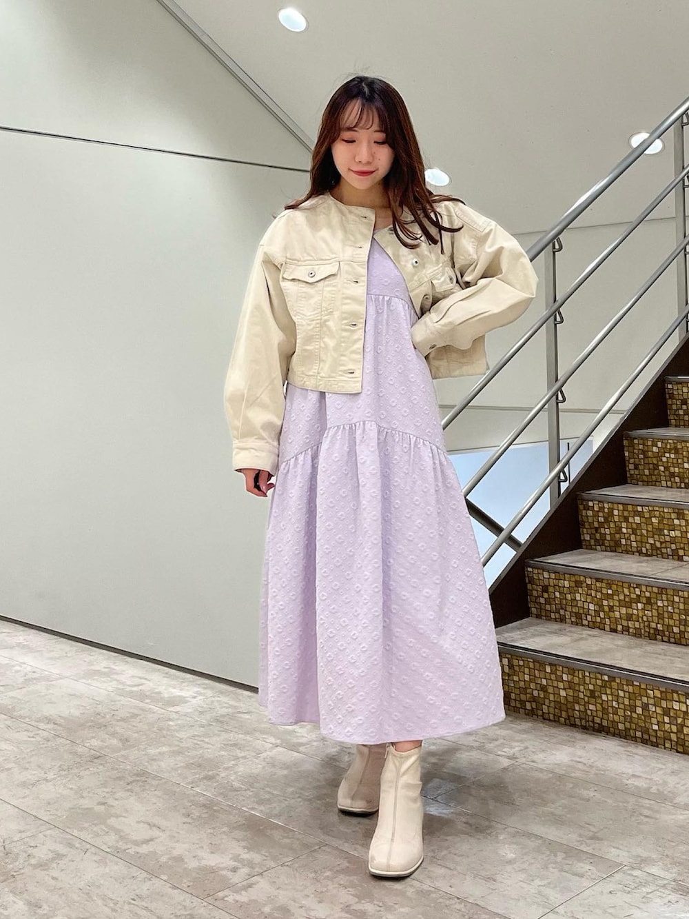 ホワイト系のショルダーバッグ、パープル系のワンピースを着用したレディースの春コーディネートの2枚目の写真