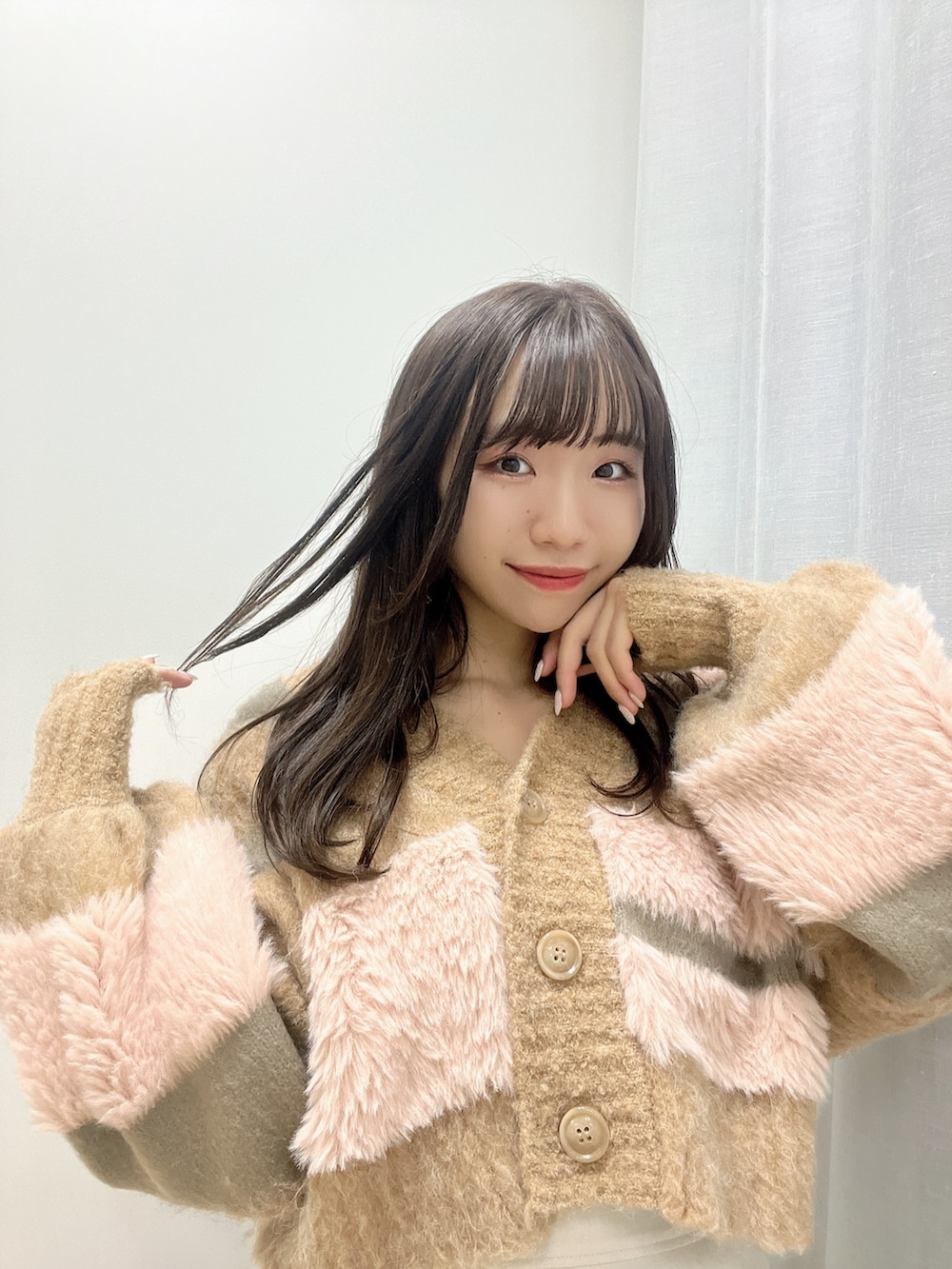 ブラウン系のカーディガン/ボレロを着用したレディースの秋コーディネートの4枚目の写真