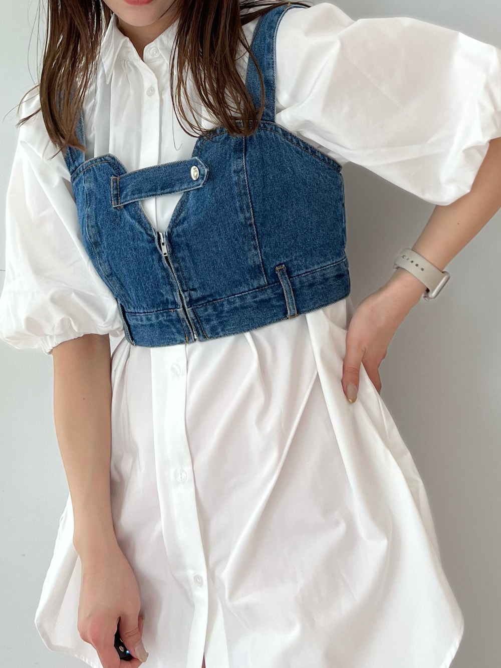 ホワイト系のチュニックを着用したレディースの春コーディネートの3枚目の写真