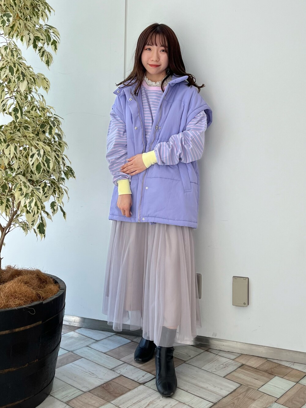パープル系のTシャツ/カットソー、グレー系のスカート、パープル系のその他アウターを着用したレディースの冬コーディネートの2枚目の写真