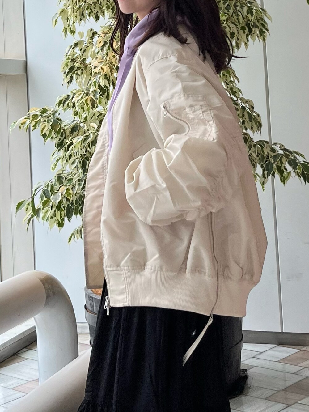 パープル系のスウェット、ブラック系のスカートを着用したレディースの秋コーディネートの3枚目の写真