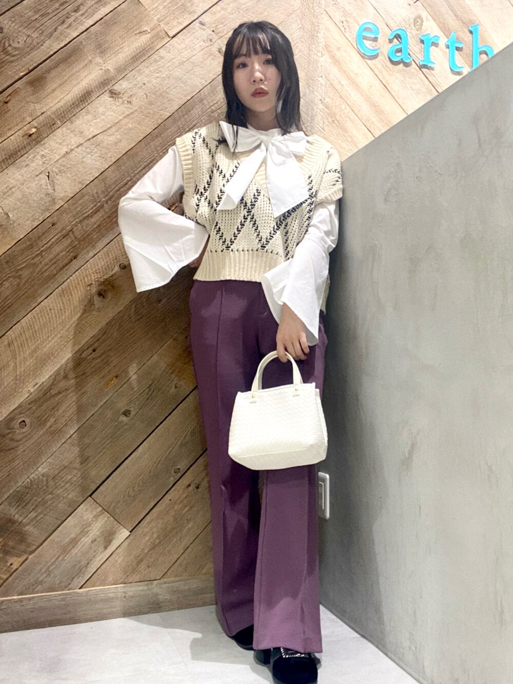 ホワイト系のトートバッグ、ホワイト系のシャツ/ブラウス、パープル系のその他パンツを着用したレディースの秋コーディネートの2枚目の写真