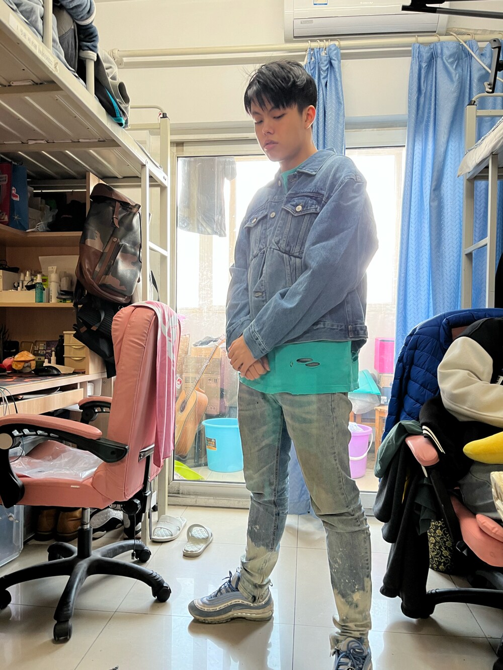 ブルー系のデニムジャケットを着用したメンズの春コーディネートの2枚目の写真