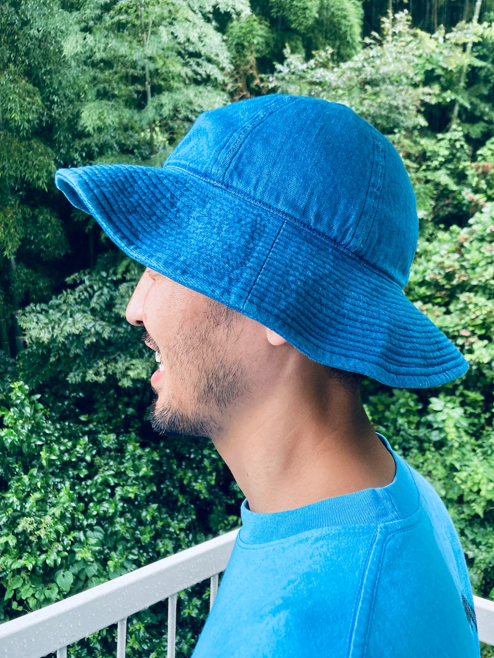 ブルー系のTシャツ/カットソー、ベージュ系のその他パンツ、ブラック系のその他シューズを着用したメンズの夏コーディネートの2枚目の写真