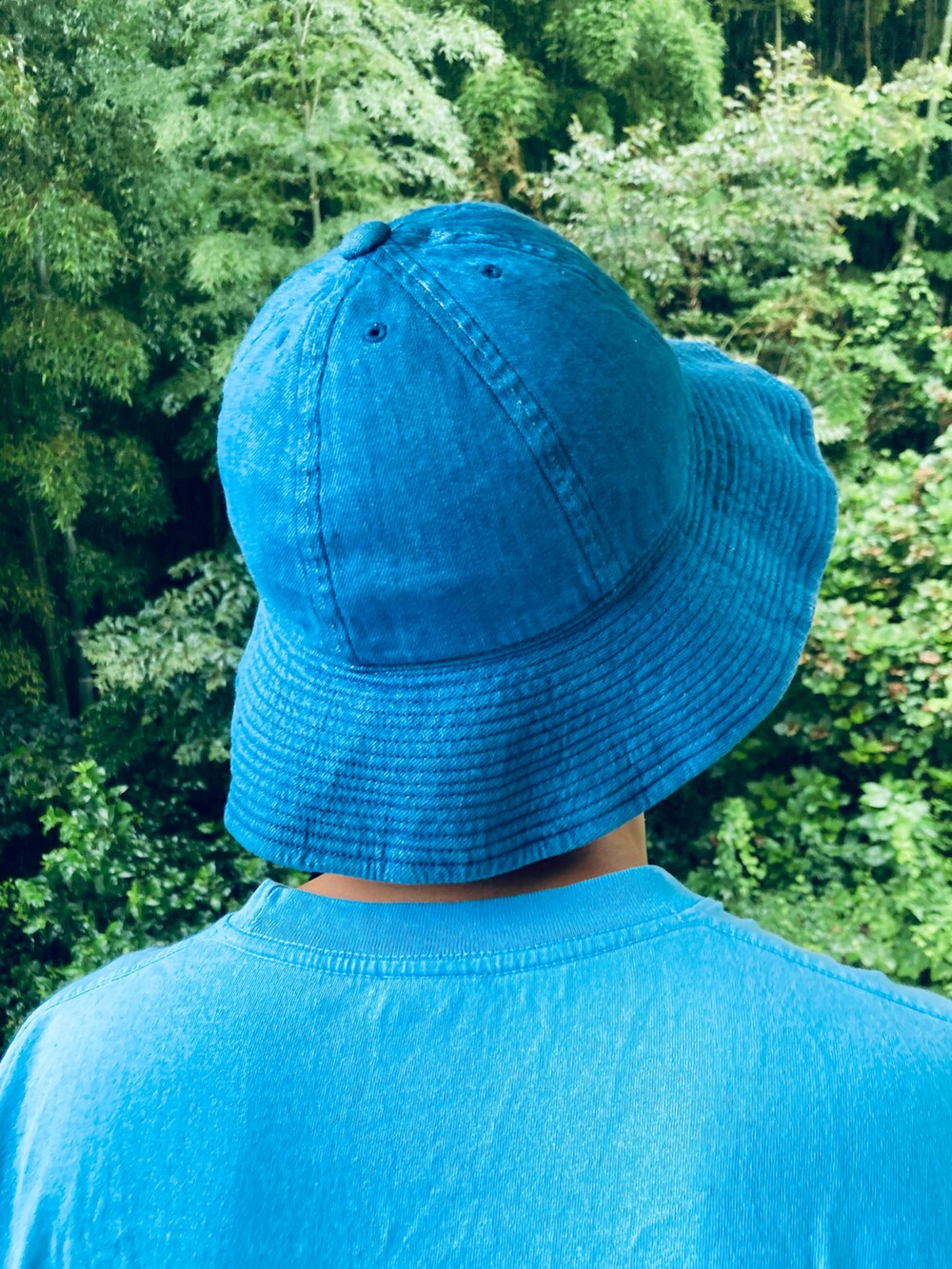 ブルー系のTシャツ/カットソー、ベージュ系のその他パンツ、ブラック系のその他シューズを着用したメンズの夏コーディネートの3枚目の写真