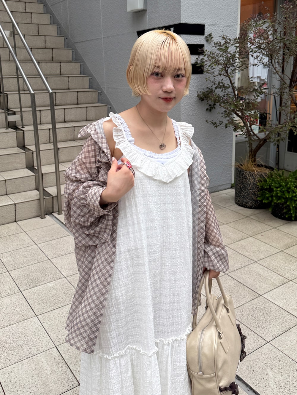 「ロングワンピース、ワンピース、ワンピースコーデ、低身長コーデ、低身長、ボストンバッグ、低身長女子、夏コーデ、ワンピーススタイル、休日スタイル、淡色コーデ、サンダル、チェック、シアートップス」｜「Instagramやってます！のアイテム（その他、ホワイト系）」を使った、カフェ店長aoiさん（レディース・147cm）の夏コーディネートの4枚目の写真