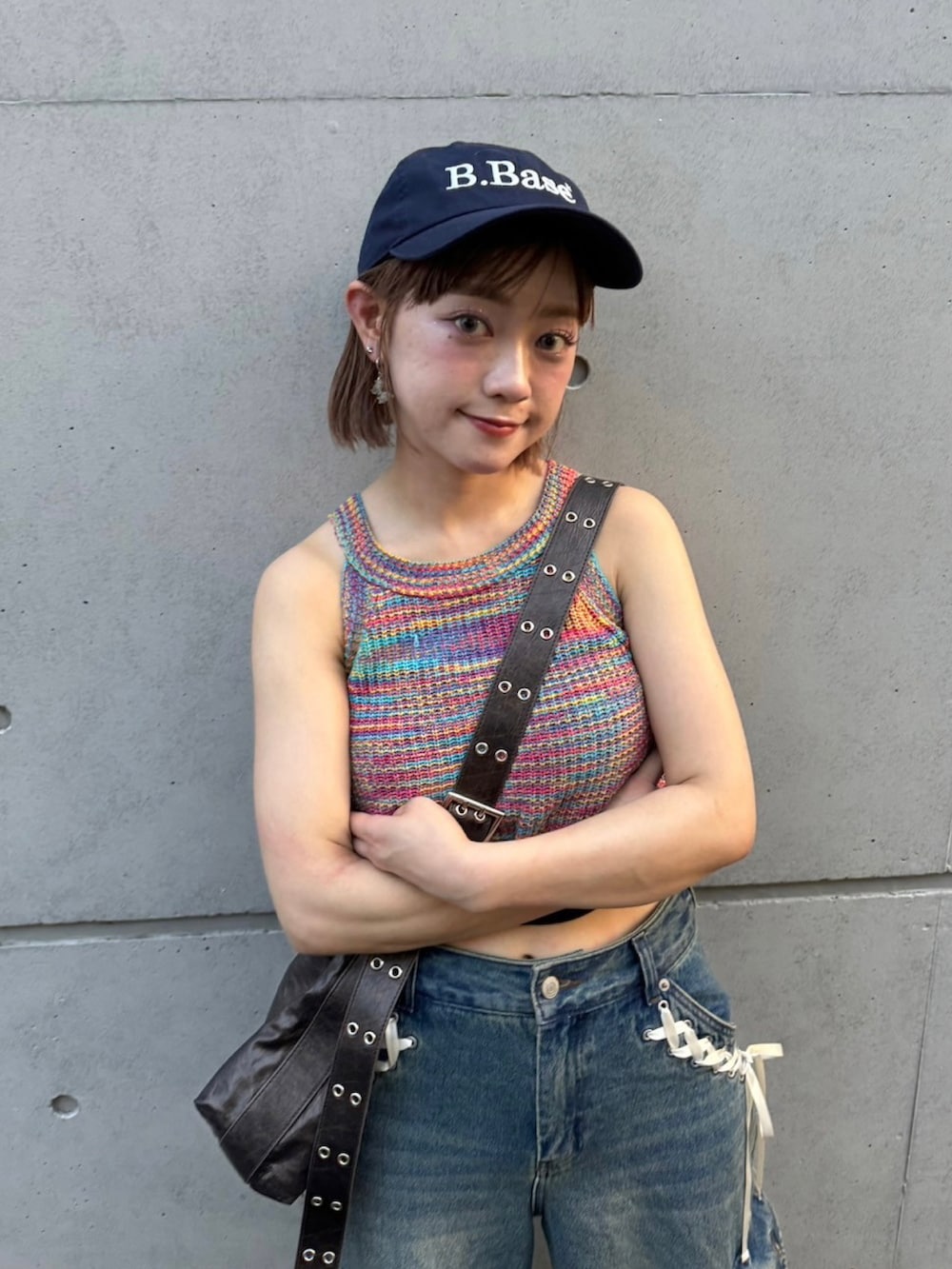 「低身長コーデ、低身長女子、骨格ウェーブ、デニム、お出かけコーデ、キャップ、デニムパンツ、アツいコーデ全部見せ、タンクトップ、ショルダーバッグ、ブーツ、ブーツスタイル、パンツコーデ、夏ファッション、ロゴキャップ」｜「Instagramやってます！のアイテム（その他、ホワイト系）」を使った、カフェ店長aoiさん（骨格ウェーブ・レディース・147cm）の夏コーディネートの5枚目の写真
