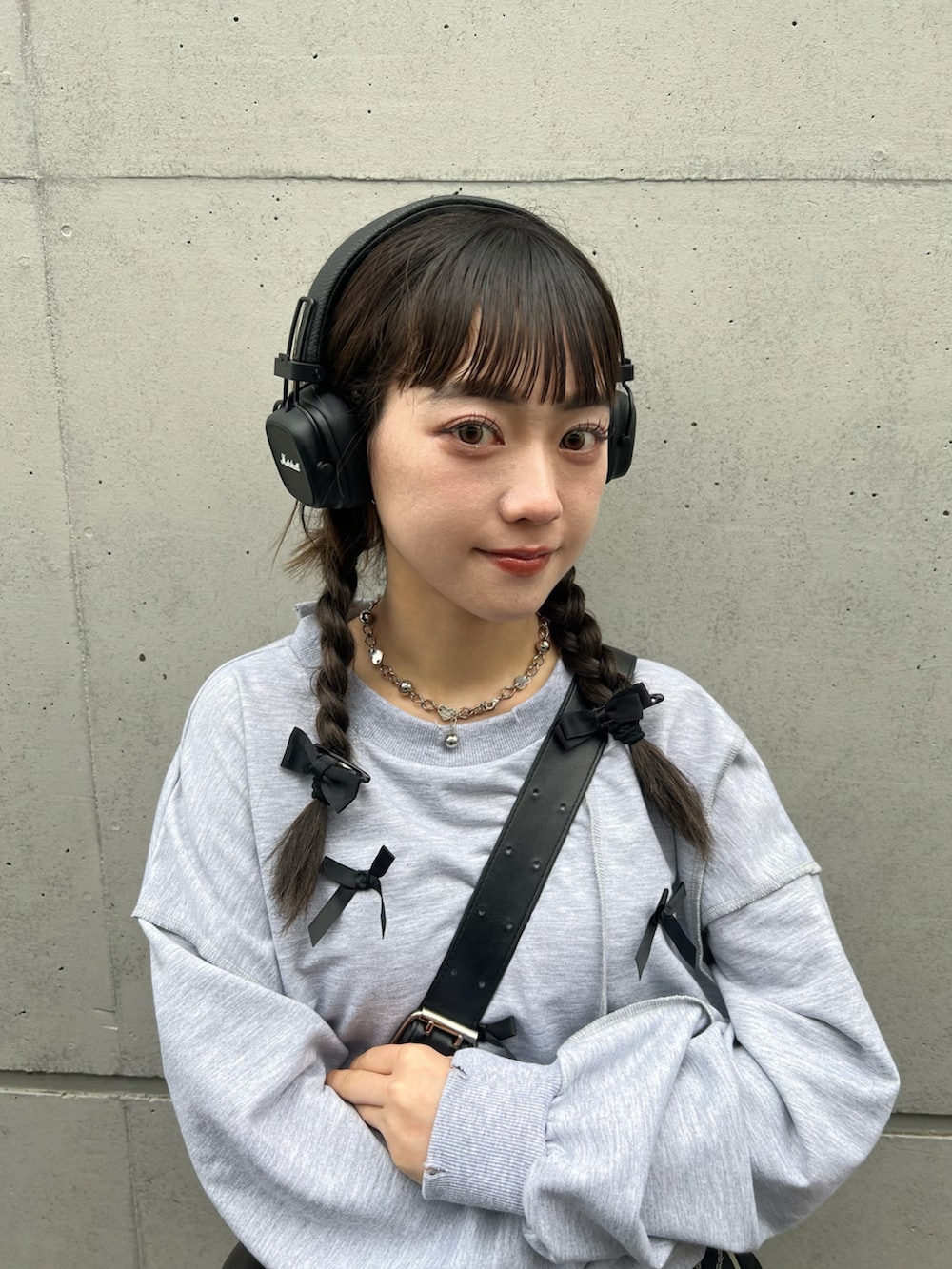 「春のNewスタイル、ミニスカート、休日スタイル、低身長、低身長コーデ、ルーズソックス、大人カジュアル、スニーカー、アウトドアスタイル、スウェット、リボン、ショルダーバッグ、ストリート、スポーツミックス、韓国ファッション」｜「Instagramやってます！のアイテム（その他、ホワイト系）」を使った、カフェ店長aoiさん（骨格ウェーブ・レディース・147cm）の春コーディネートの2枚目の写真