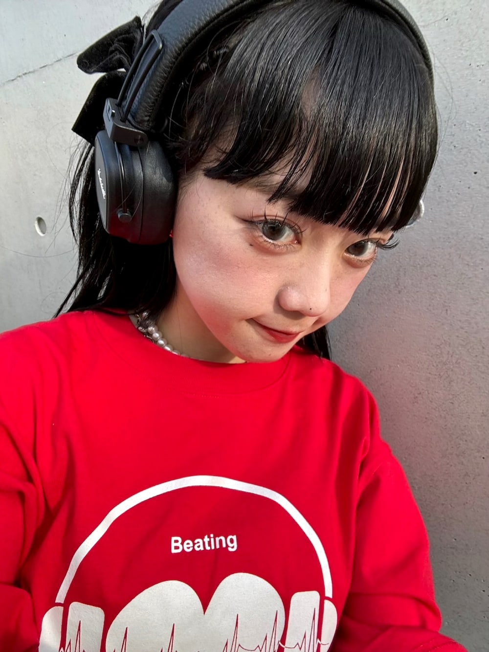 「スポーツミックス、赤、ロングスカート、プリーツスカート、シンプルコーデ、お出かけコーデ、夏コーデ、大人コーデ、ゆるコーデ、オトナカワイイ、大人ガーリー、ロゴT、Tシャツ、スカート、低身長コーデ」|「un/neuのワンハンドル2WAYミニポケショルダー / A4、パソコン収納可能(ショルダーバッグ、ブラック系)」を使った、カフェ店長aoiさん(骨格ウェーブ・レディース・147cm)の春コーディネートの2枚目の写真