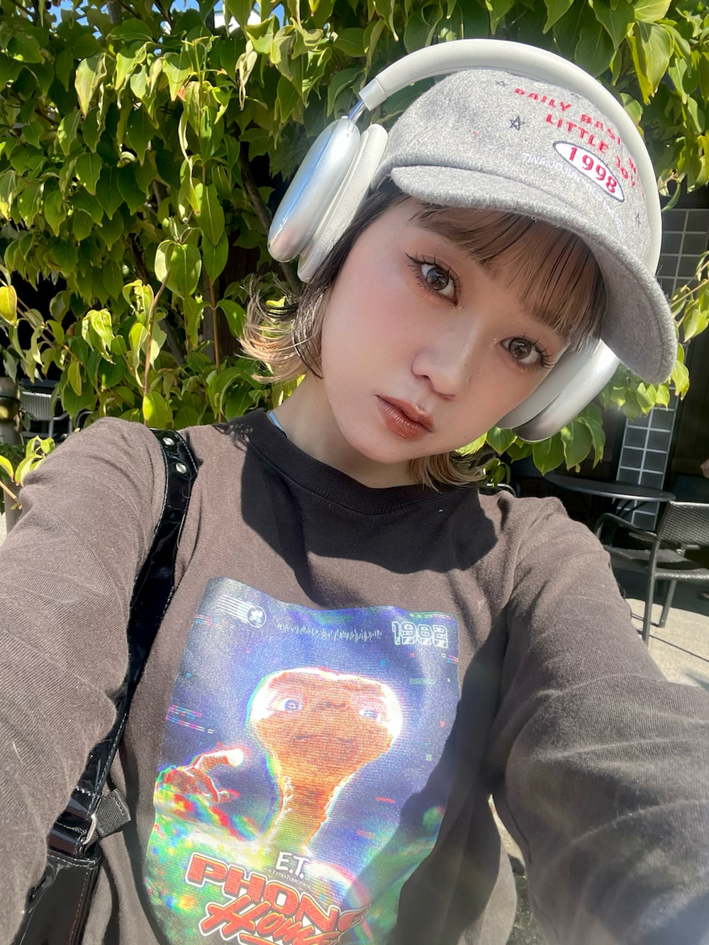 「今日のコスメと服、PR、ブーツ、きれいめカジュアル、ロゴT、コーデュロイ、シャツスタイル、キャップ、ストリート、お出かけコーデ、スポーツミックス、アウトドアスタイル、ロンT、ブルー、秋服コーデ」|「TINA:JOJUNのオリジナル刺繍入り メルトンキャップ TINA:JOJUN(キャップ、グレー系)」を使った、カフェ店長aoiさん(骨格ウェーブ・レディース・147cm)の秋コーディネートの2枚目の写真