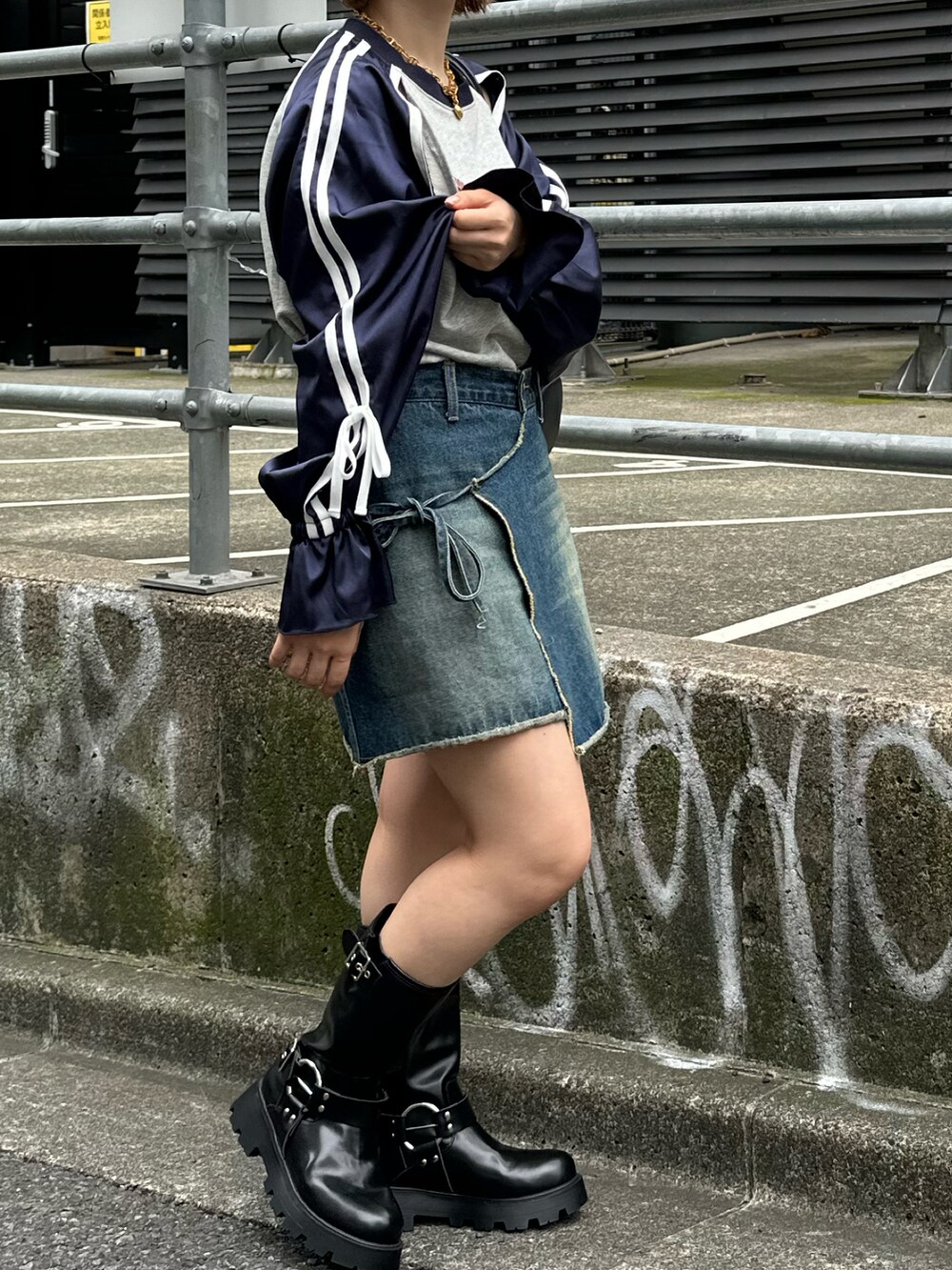 「ブラウン、シャツスタイル、淡色コーデ、秋服準備はじめました、スカート、ブーツ、ハンドバッグ、Tシャツ、デニム、デニムスカート、ロンT、ラグラン、ラグランTシャツ、大人カジュアル、お出かけコーデ」|「Instagramやってます!のアイテム(その他、ホワイト系)」を使った、カフェ店長aoiさん(骨格ウェーブ・レディース・147cm)の秋コーディネートの4枚目の写真
