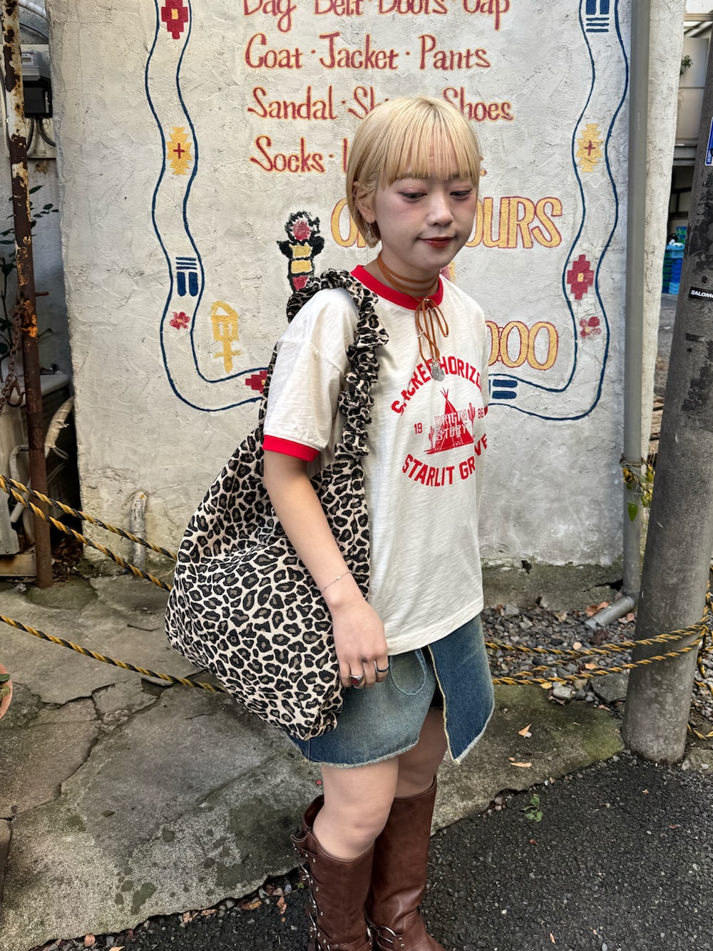 「大人カジュアル、ブーツ、デニム、スカート、Tシャツ、カジュアル、カジュアルコーデ、ブーツスタイル、低身長、低身長コーデ、カジュアルガーリー、レオパード、今日のコーデ、デニムコーデ、春服」｜「CIAOPANICのギャザーショルダーバック（トートバッグ、イエロー系）」を使った、カフェ店長aoiさん（レディース・147cm）の春コーディネートの2枚目の写真